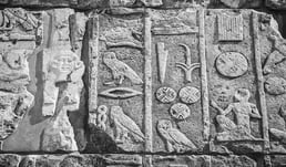 Jeroglífics mostrant un dels idiomes més antics del món