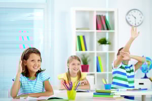 crianças aprendem em sala de aula