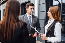 Empresarios preguntándose si necesitan traducción o interpretación