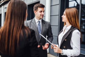 Empresarios preguntándose si necesitan traducción o interpretación