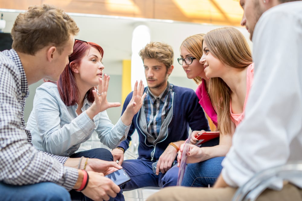 distintas personas conversando y compartiendo opiniones