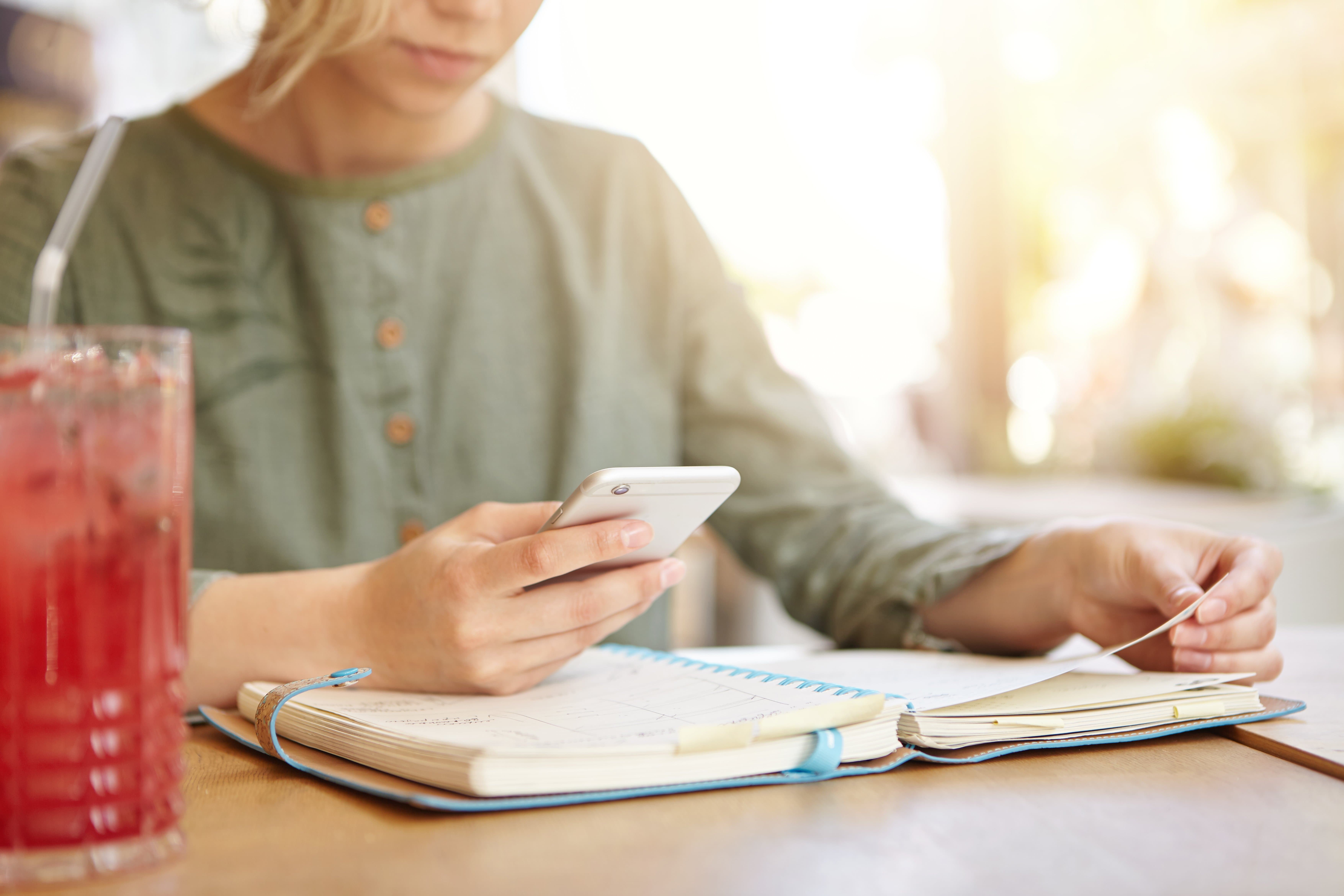 mujer joven usando una app de traducción simultánea