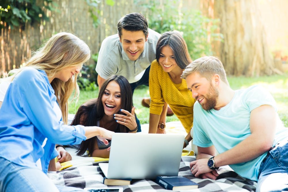 falantes de espanhol com laptop